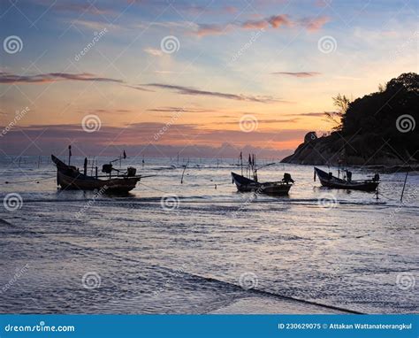 O Amanhecer De Um Novo Dia Em Que Os Barcos De Pesca Locais Se Preparam