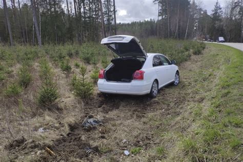 Auto w rowie Kierowca stracił panowanie nad pojazdem Moja Ostrołęka