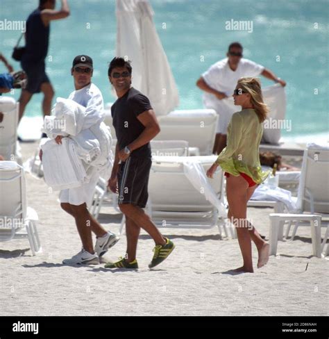 Kelly Ripa And Husband Mark Consuelos Snuggle Up On Miami Beach 4 16