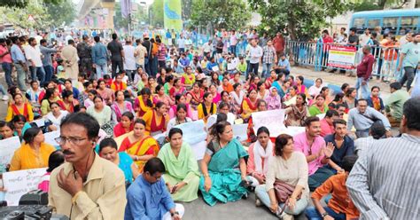 West Bengal Police Remove Tet Qualified Candidates From Protest Site