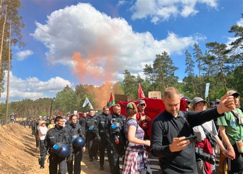 Tesla Robert Habeck Kritisiert Proteste In Gr Nheide Der Spiegel