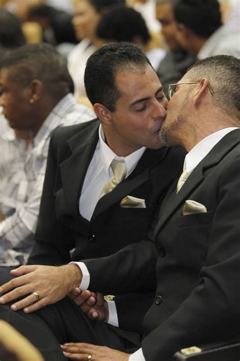 Casamento Coletivo Gay Celebra Uni O De Casais No Tribunal De