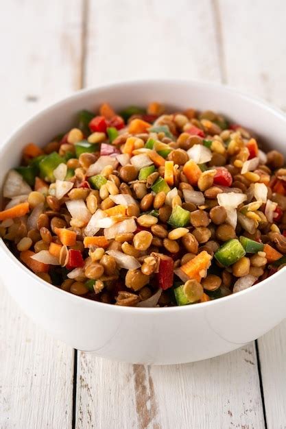 Salada de lentilha pimenta e cenoura na tigela Foto Grátis