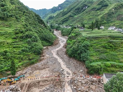 新华全媒 不遗余力抢救生命雅安汉源县山洪泥石流灾害救援现场直击 新华网