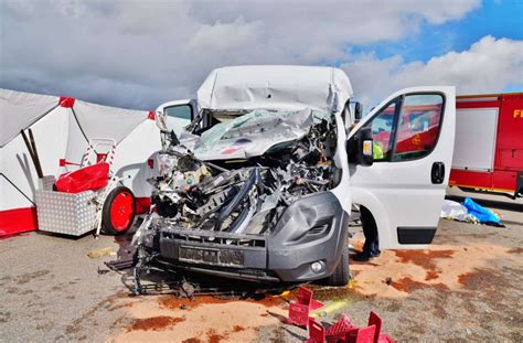 Kleinlaster Prallt Auf Sattelzug Fahrer Stirbt