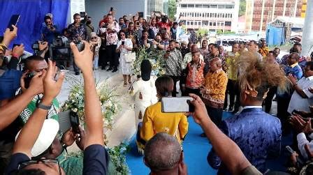 Terlihat Sakit Lukas Enembe Tetap Resmikan Kantor Gubernur Papua