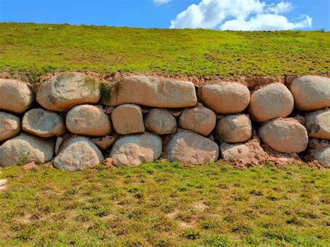 Las Rocas Naturales Se Utilizan Como Muros De Contenci N De Los Bancos