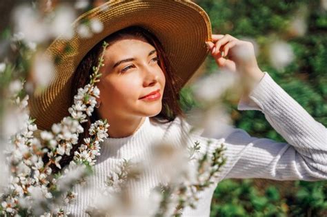 La Mujer Joven De Moda Con El Pelo Largo Y Un Sombrero Se Regocija