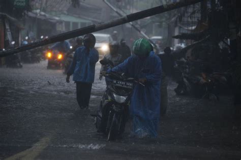 Waspada Curah Hujan Tinggi Bmkg Rata Rata Terjadi Sekitar Jam Siang