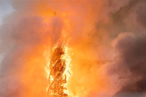 Así quedó la antigua bolsa de Copenhague tras el incendio que destruyó