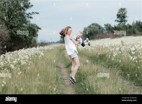 M Re Souriante Jouant Avec Son Petit Fils Dans La Nature Maman Tenant