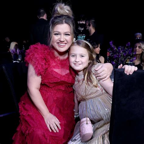 Kelly Clarkson enjoys 'date night' with daughter River Rose at 2022 ...