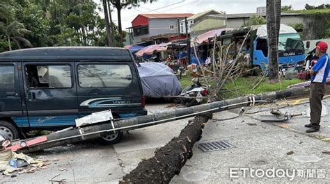 高雄狂颳強風頻爆事故！路樹連根拔起壓垮電線桿 恐怖畫面曝 Ettoday社會新聞 Ettoday新聞雲