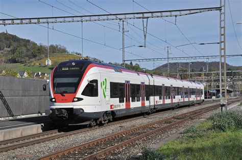 Rabe Auf Der S Verl Sst Den Bahnhof Gelterkinden Bahnbilder De