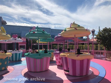 Hello Kitty's Cupcake Dream at Universal Studios Japan | Theme Park Archive