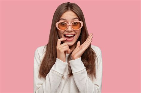 Foto Interna De Uma Jovem Bonita E Alegre Mantendo O Dedo Indicador