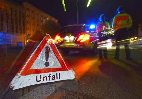 Drei Unfälle auf B28 bei Metzingen Stau bis Reutlingen Blaulicht