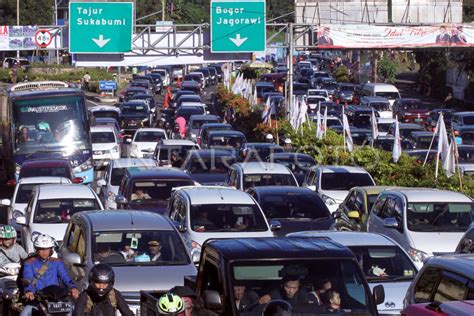 KEMACETAN JALUR PUNCAK ANTARA Foto