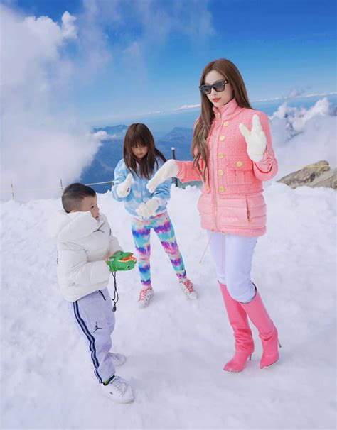 Con G I I Gia N C Ti Ng S I G N Tu I L N Ph Ng N M C S Nh I U Nh B N Sao C A M Hot Girl