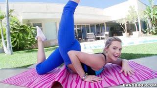 Mia Malkova Stretches Out Outside In A Sexy Workout Outfit Porn Movies 3Movs