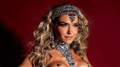 Monique Alfradique Ostenta Corpo Escultural Em Desfile De Carnaval