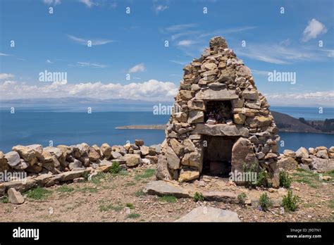 Primera nación Inca tradicional altar de piedra en la Isla del Sol en