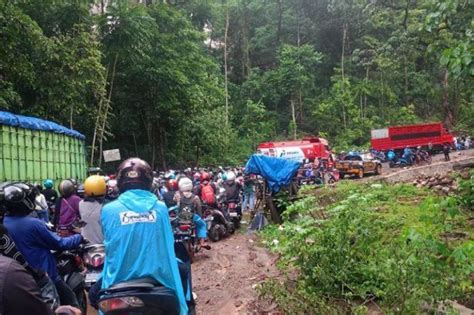 Bongkahan Batu Besar Tutup Jalan Di Karaengta Maros Lalu Lintas Lumpuh