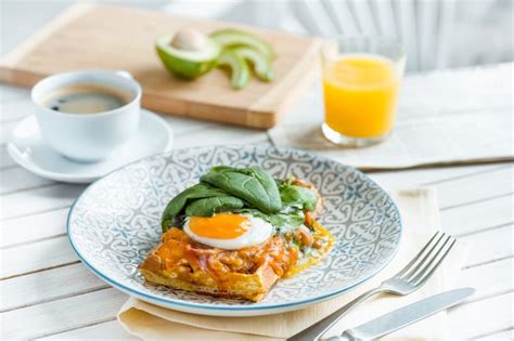 Oeufs Brouillés Sur La Viande Avec Pommes De Terre Frites Et Toasts