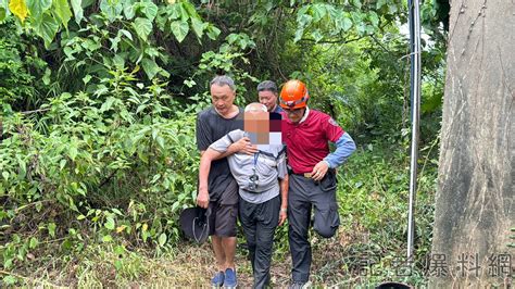 8旬翁山區失蹤！勇警冒雨尋找 發現後老翁全身無力急送醫