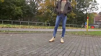 meando en jeans en la vía pública XVIDEOS