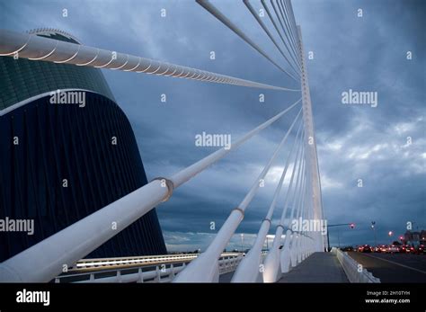 Puente Assut De L Or Y Edificios L Gora Ciudad De Las