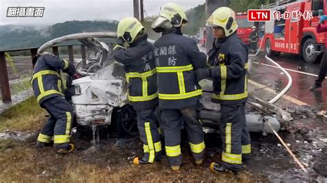 宜蘭三星轎車自撞標誌桿起火 駕駛拋飛30公尺腦漿四溢身亡（翻攝畫面）─影片 Dailymotion