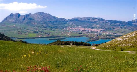 Italy, Sicily, Piana degli Albanesi, the lake and the village - Sicily