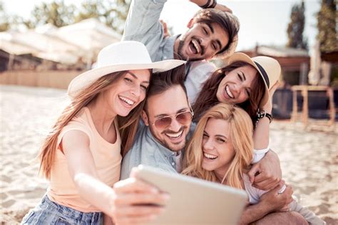 Grupo De Jovens Rindo E Tirando Selfie Foto Premium