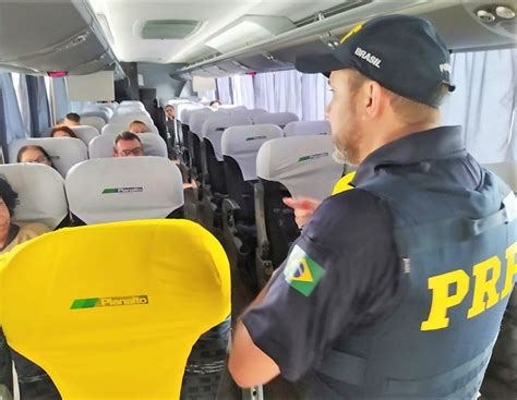 Ação educativa em rodoviárias orienta passageiros de ônibus na Operação