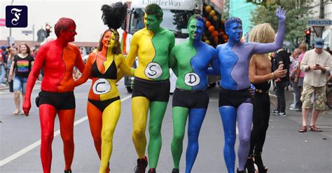 20000 Menschen Feiern Christopher Street Day In Frankfurt