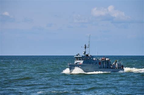 Barco de resgate e patrulha de apoio da guarda costeira para navegação