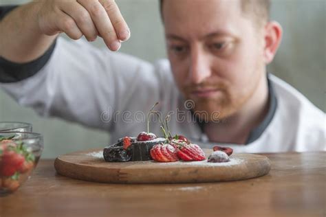 Close Up Van Een Geconcentreerde Mannelijke Gebakjechef Kok Stock Foto