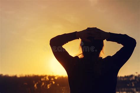 Siluetta Dell Uomo E Della Donna Vicino Al Mare Al Tramonto Immagine