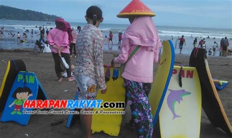 Pengunjung Pantai Pangandaran Membludak Peyedia Jasa Sewa Bodyboard