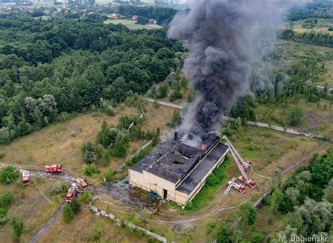 Z ogniem walczy ponad 100 strażaków APEL DO MIESZKAŃCÓW Wiadomości