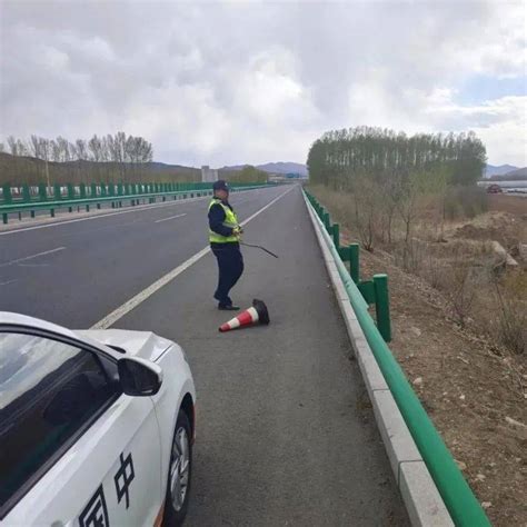 六支队（赤峰）十一大队及时清理路面障碍物消除道路安全隐患 巡查 执法人员 铁管