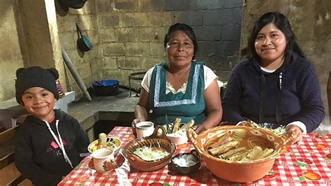 Taquitos Dorados De Pollo Y Consome No Creeras Lo Delicioso Que Quedan