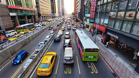 放假了！中秋返鄉人、車潮湧現 台北車站周邊交警忙疏導