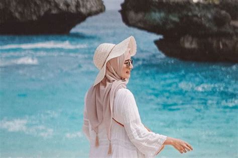 5 Ide Outfit Hijab Buat Liburan Ke Pantai Ala Selebgram Nyaman Dan