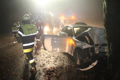 Unfall In Perchting BMW Fahrer Weicht Reh Aus Und Kracht Gegen Baum