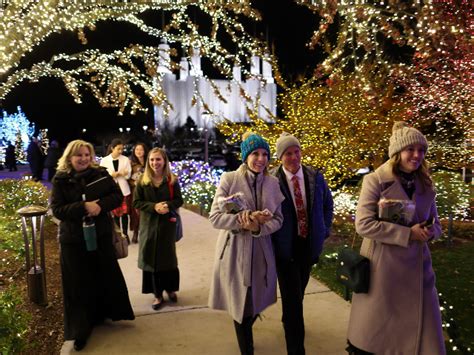 El élder Renlund enciende las luces navideñas del Templo de Washington