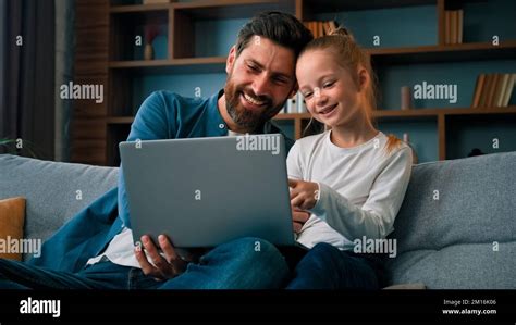 Padre Alegre Y Peque A Hermosa Hija Ni A Sentarse En El Sof Ver