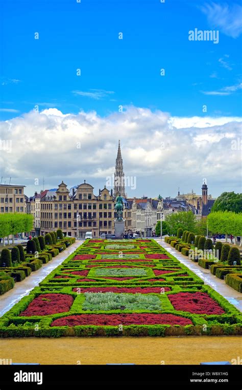 The public garden in the Mont des Arts in the centre of Brussels ...