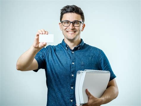 Hombre De Negocios Joven Casual Que Sostiene La Tarjeta De Visita